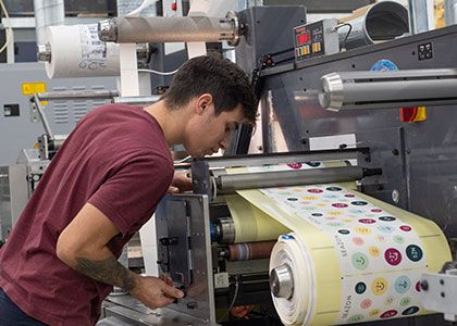 Découpe d'étiquettes en bobines